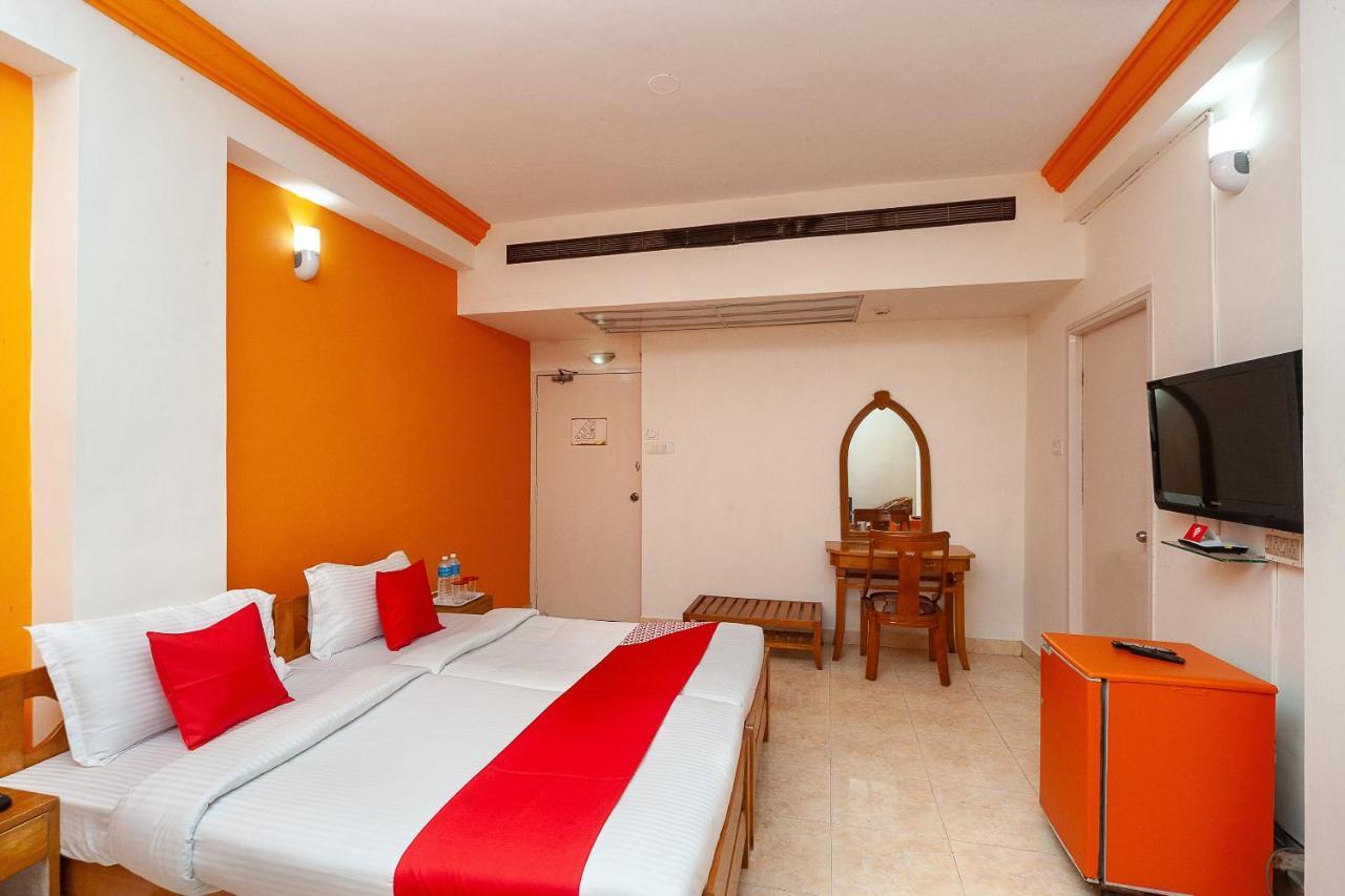 Hotel Manhattan Chennai Bagian luar foto