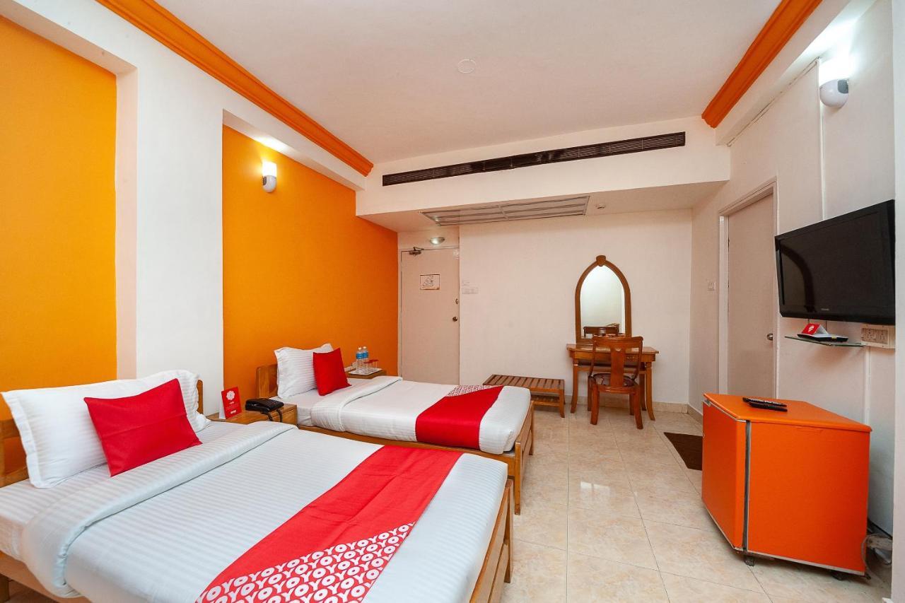 Hotel Manhattan Chennai Bagian luar foto