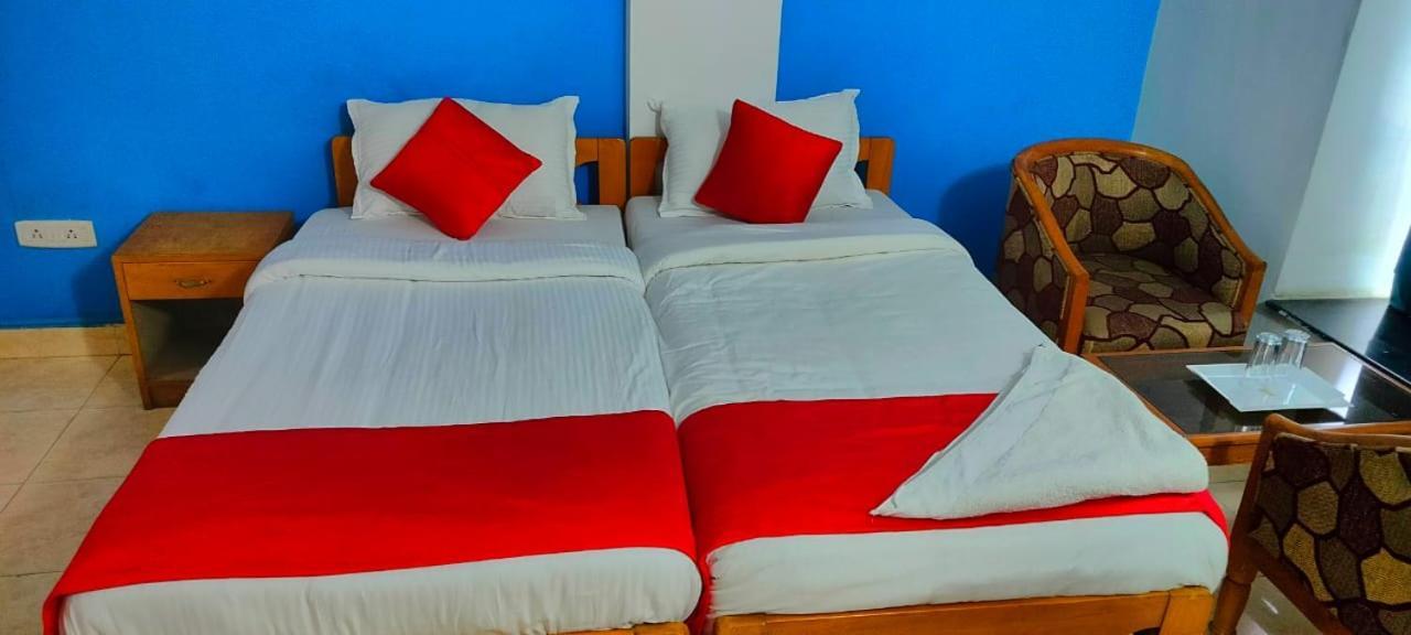 Hotel Manhattan Chennai Bagian luar foto