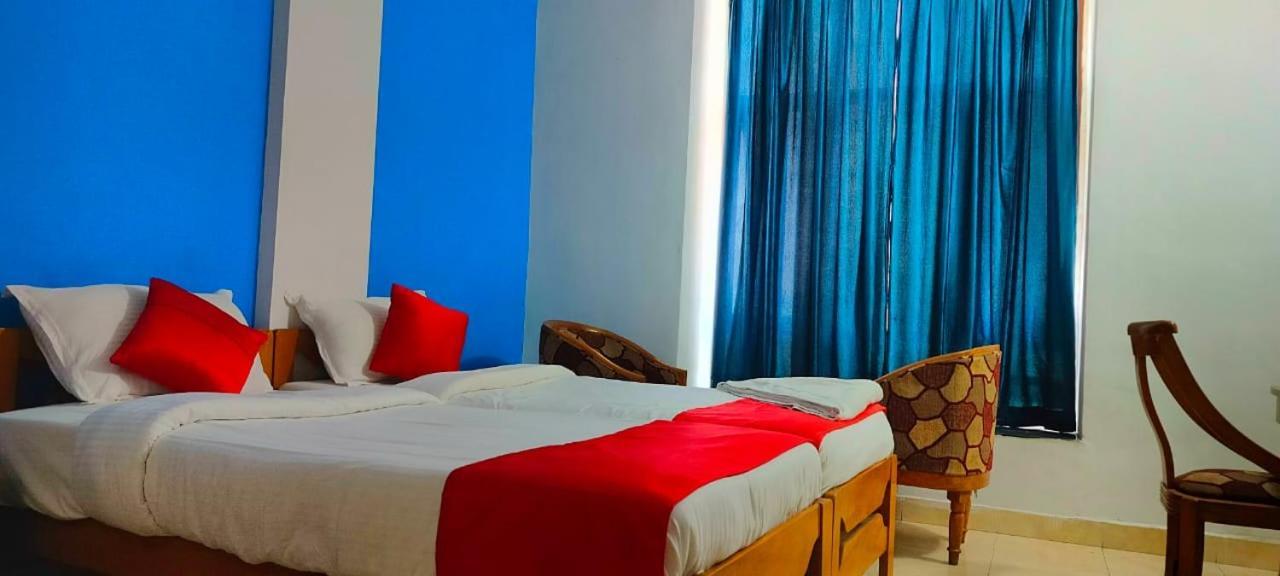 Hotel Manhattan Chennai Bagian luar foto