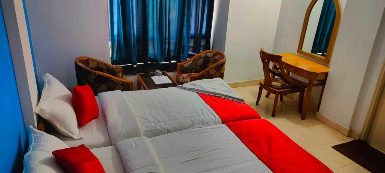 Hotel Manhattan Chennai Bagian luar foto